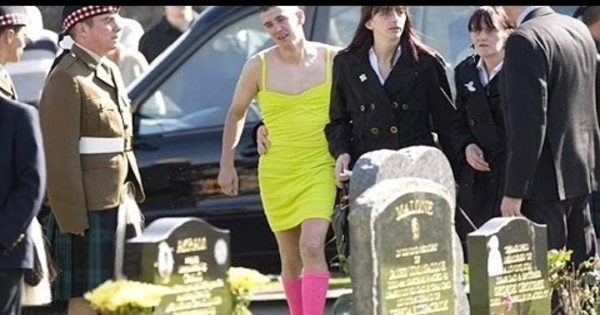 【感動実話】親友の葬式に派手なドレスで参列した男
